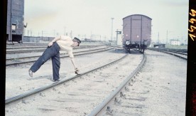 Podkładanie płozy pod wagon na górce rozrządowej